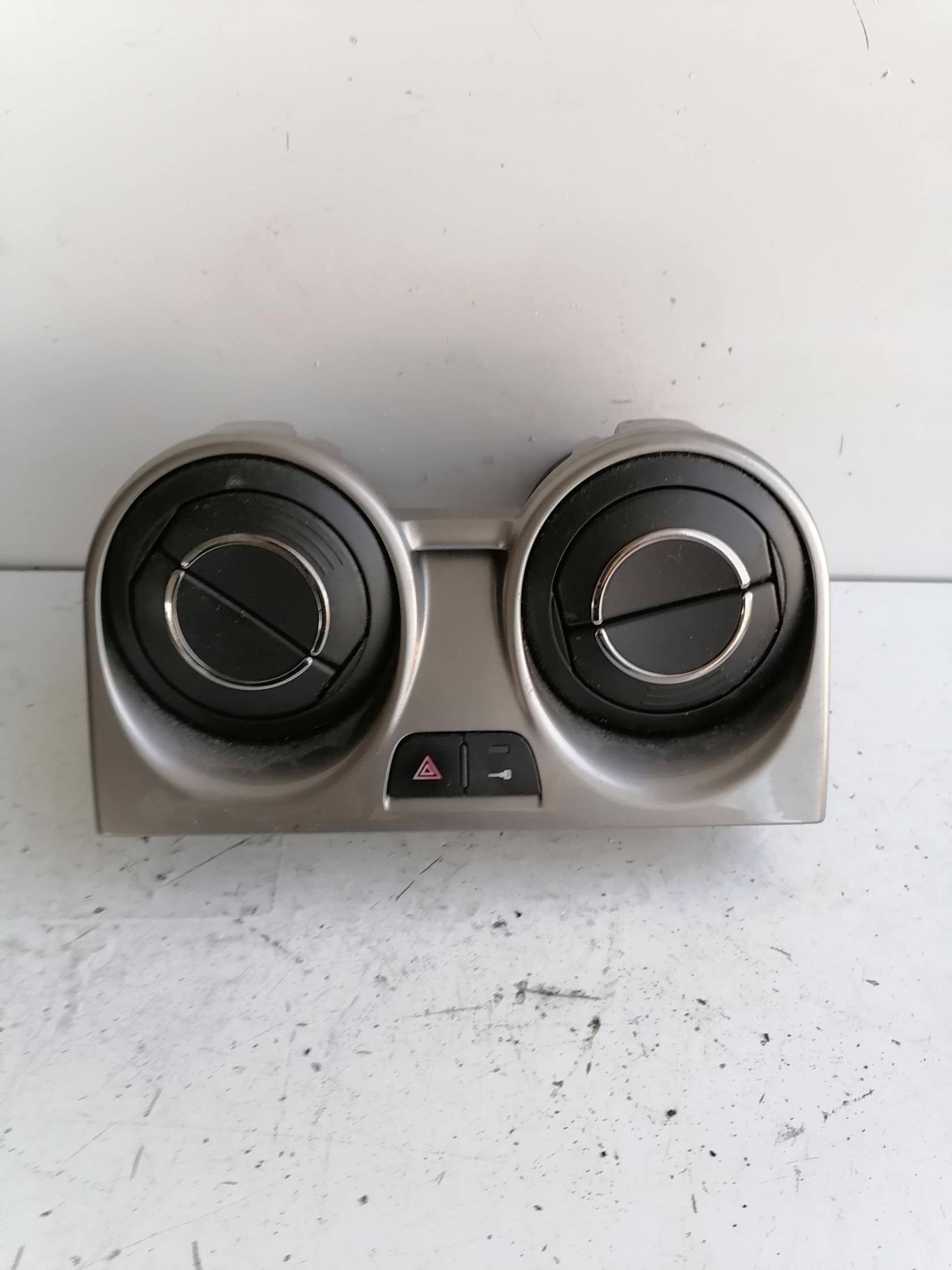 Bocchetta aria lat. cruscotto sx.